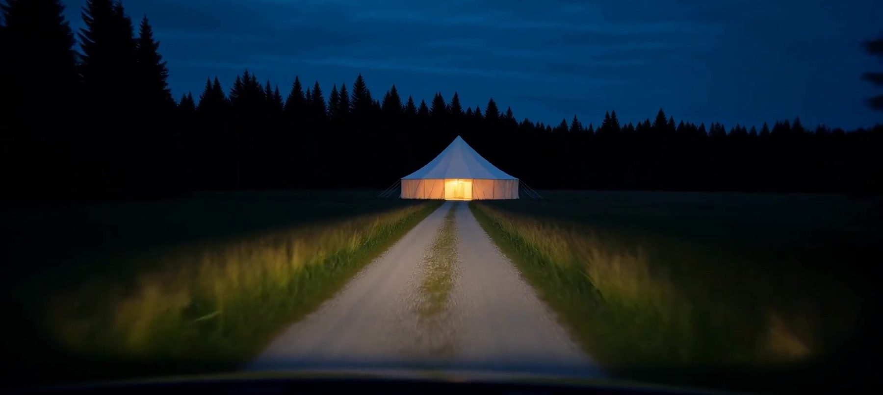 Kvällsväg fram till ett upplyst festtält