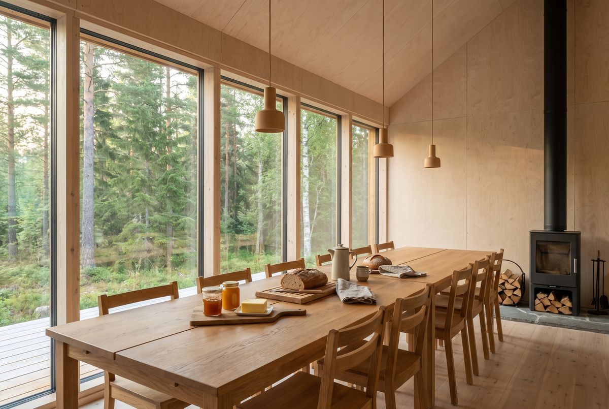Frukostrummet med långbord och fönster mot skogen